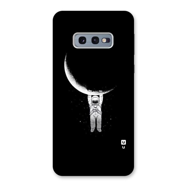 Hanging Astronaut Back Case for Galaxy S10e