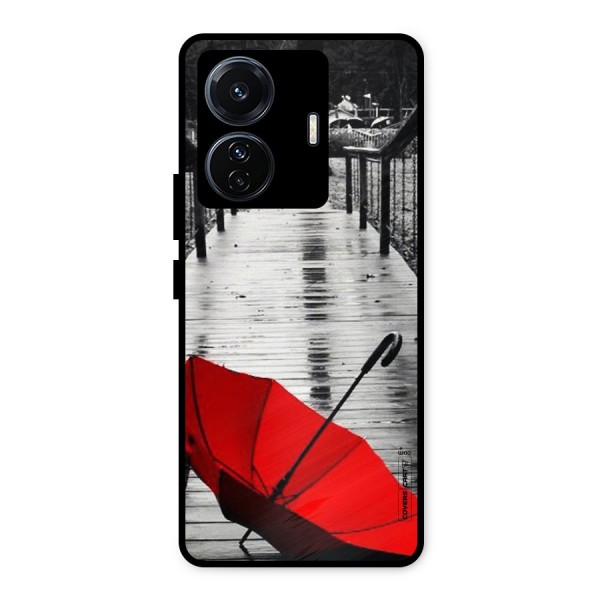 Rainy Red Umbrella Metal Back Case for iQOO Z6