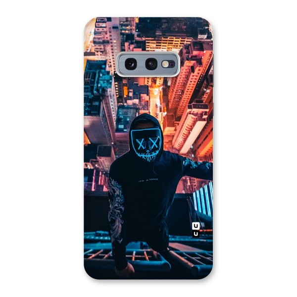 Mask Guy Climbing Building Back Case for Galaxy S10e